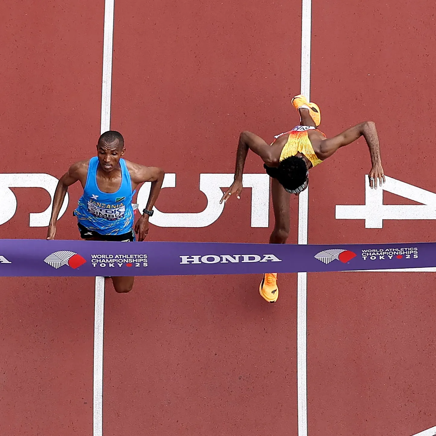 Alphonce Felix Simbu of Tanzania beating Germany's Amanal Petros by just 0.03 seconds. @worldathletics/X