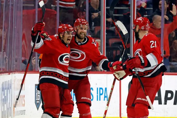 Carolina Hurricanes vs Ottawa Senators. Pronóstico, Apuestas y Cuotas│25 de Febrero de 2023