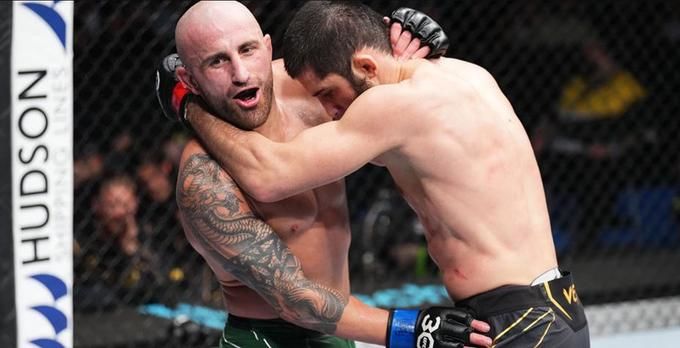 Joe Rogan disagrees with decision in Makhachev vs. Volkanovski fight