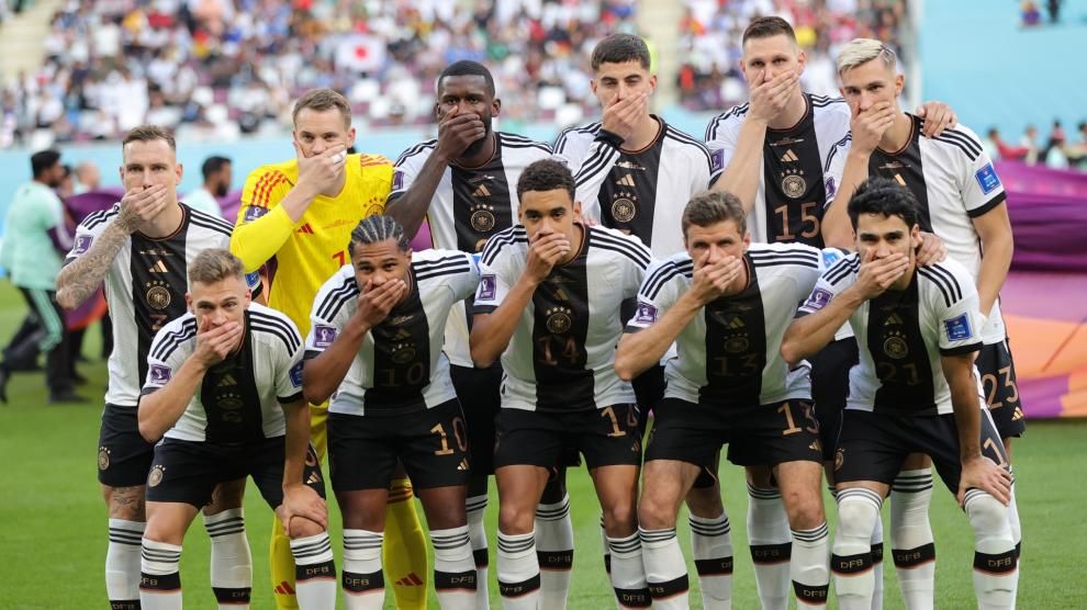 La protesta de la selección de Alemania antes de debutar contra Japón en Qatar 2022: se taparon las bocas