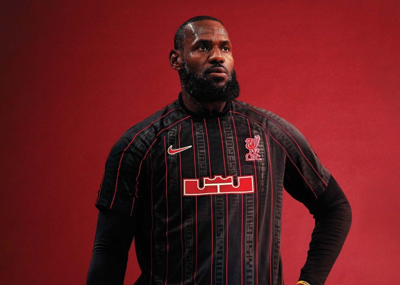 La nueva camiseta del Liverpool tiene el logo de LeBron James