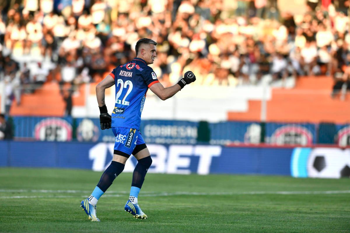 Goalkeeper scores from 101 meters in Chilean championship, pending entry in Guinness Book of Records