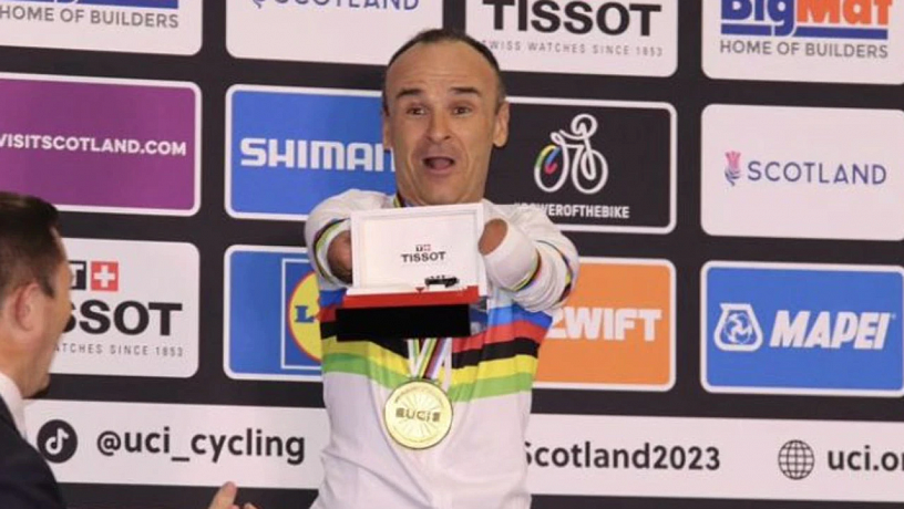 El ciclista paralímpico Ricardo Ten recibió como premio un reloj de pulso, a pesar de tener amputados sus dos brazos 