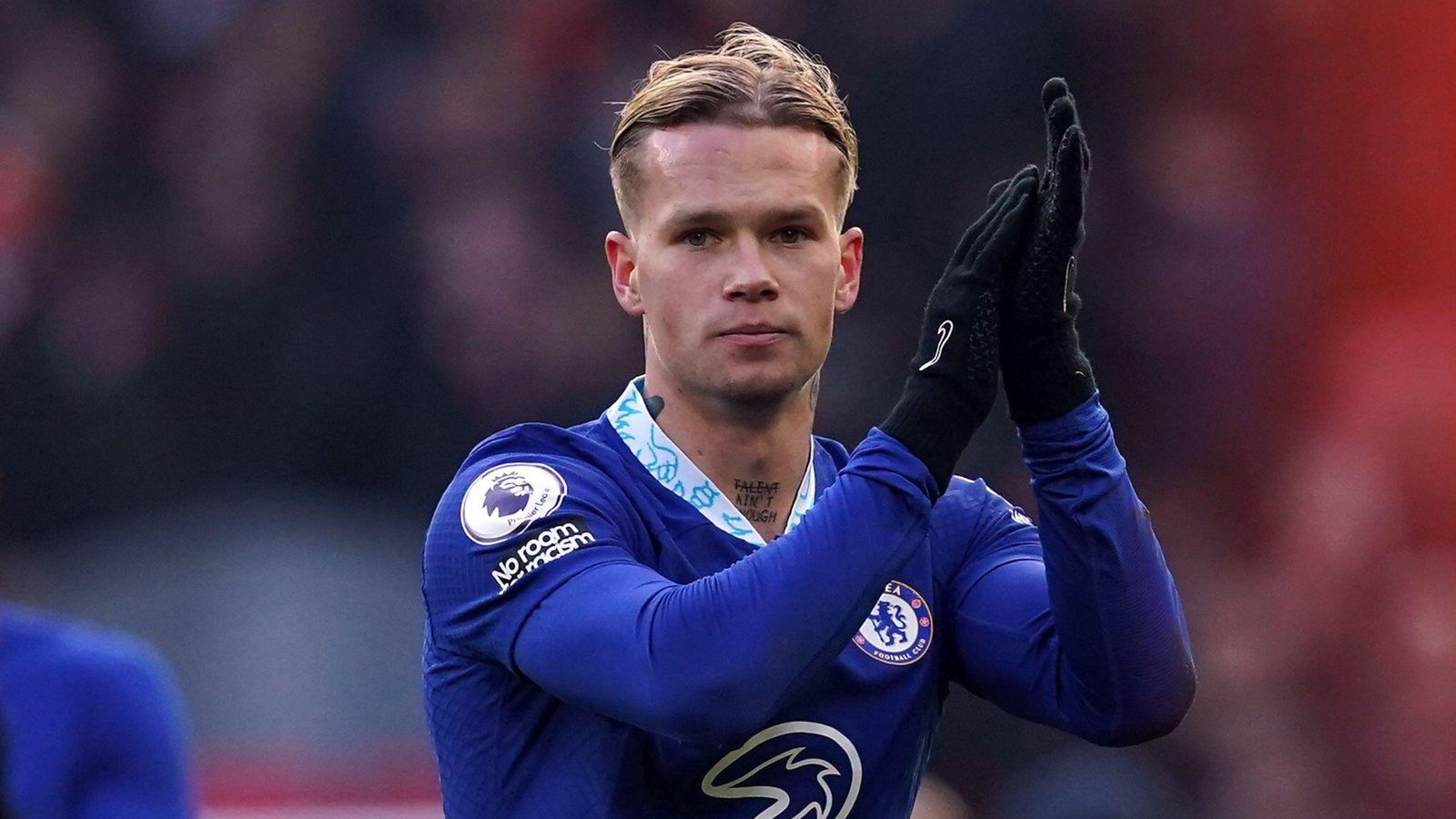 "Mudryk y Madueke tuvieron que cambiarse fuera del vestuario por la cantidad de jugadores en el Chelsea": The Athletic