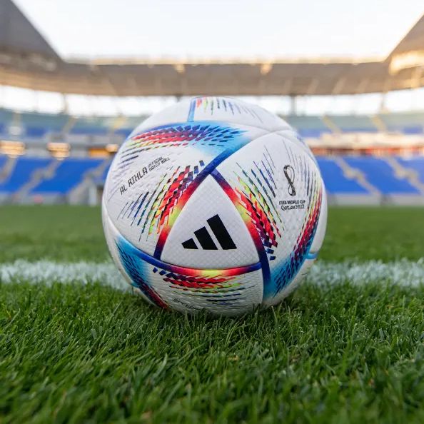 Balones gigantes del Mundial Qatar 2022 inundan sitios emblemáticos de la Ciudad de México