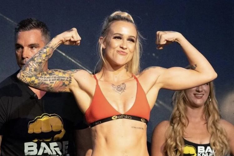 Bare Knuckle FC star Starling shows a photo in sexy panties