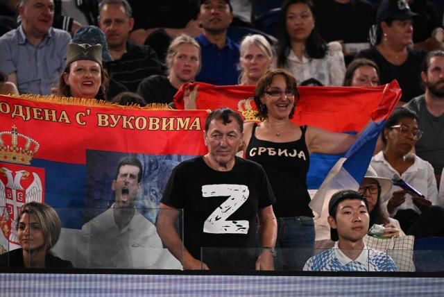 Polémica en Australia: el señor Srdjan Djokovic, se dejó ver con imágenes &quot;prorrusas&quot;