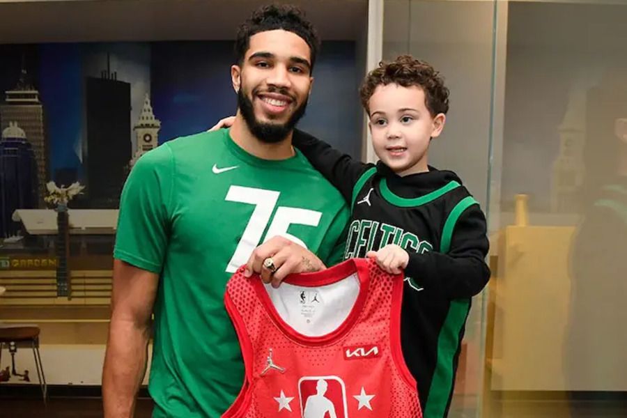 Cute Deuce Tatum helps dad Jayson during pre-game workout