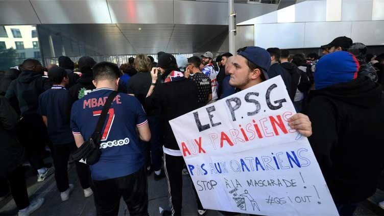 PSG fans demand to sell Messi and Neymar, protesting outside Neymar's house