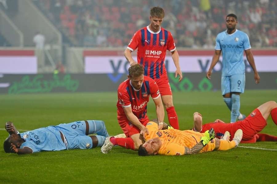 Heidenheim's Goalkeeper Suffers Concussion After Collision with Bochum Player