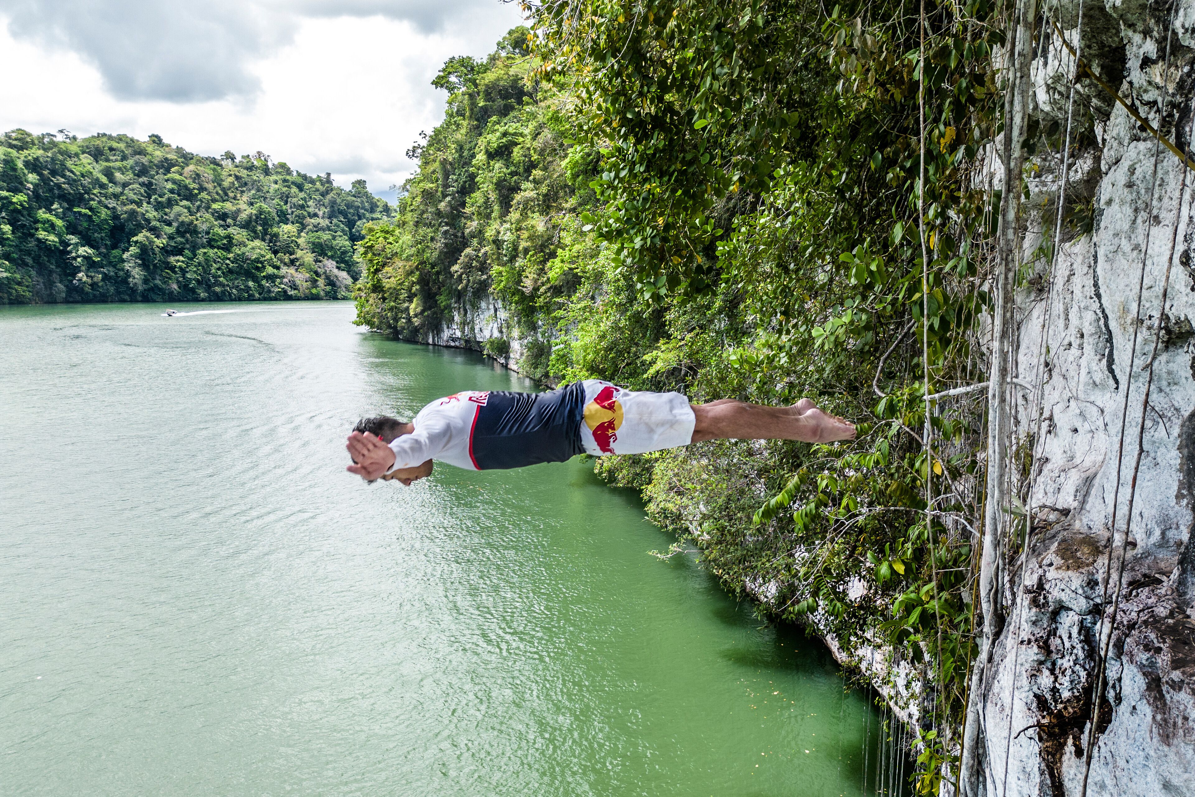 Los primeros atletas en saltar desde la catarata Los Amates de Guatemala