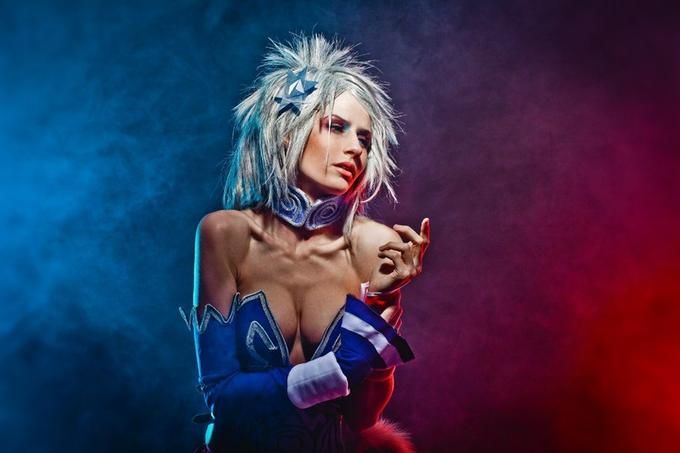 Julia a5uka Vlasova is a former cyber athlete and a passionate designer