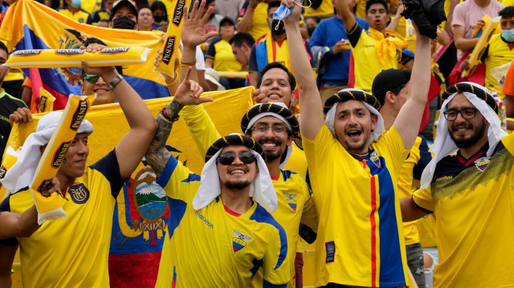 La hinchada de Ecuador en el partido inaugural de Qatar 2022