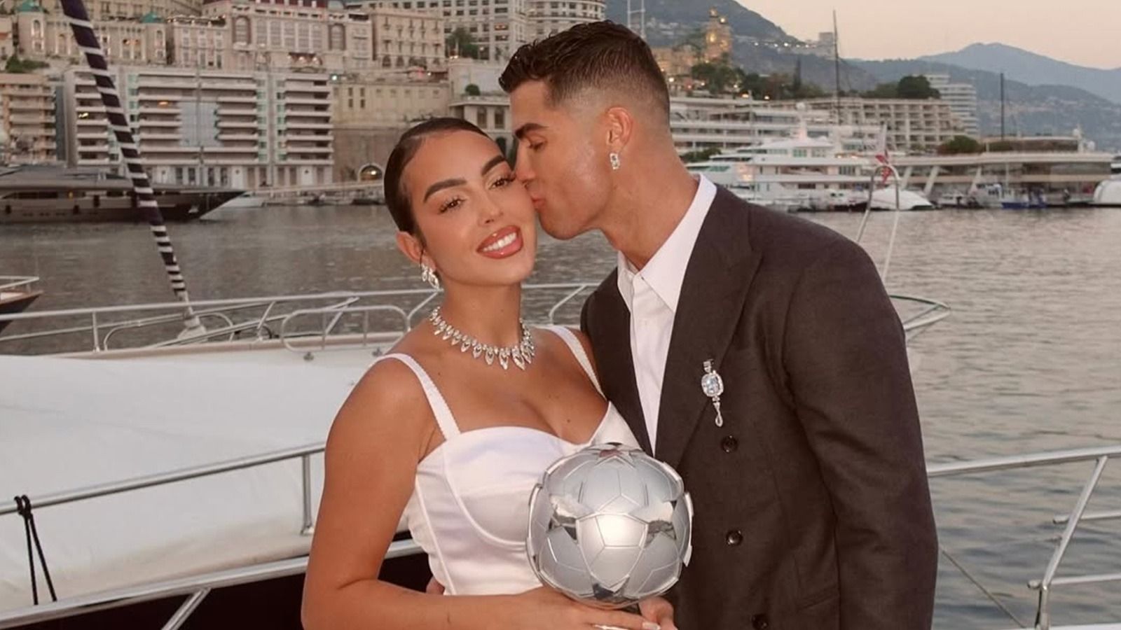 Daily Mail: Ronaldo Spent More Than $366,000 on Gifts for Fiancée