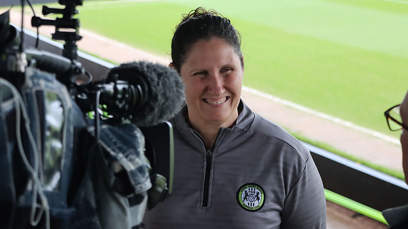 La primera entrenadora de fútbol inglés, Hannah Dingley, deja el cargo después de dos semanas