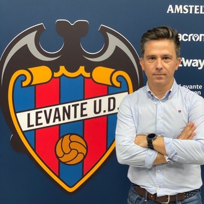 Entrevista con Daniel Pastor, director de formación deportiva del Levante: “Ser jugador profesional es muy difícil, menos del 1% de los jugadores que se forman pasan a convertirse en profesionales”. 