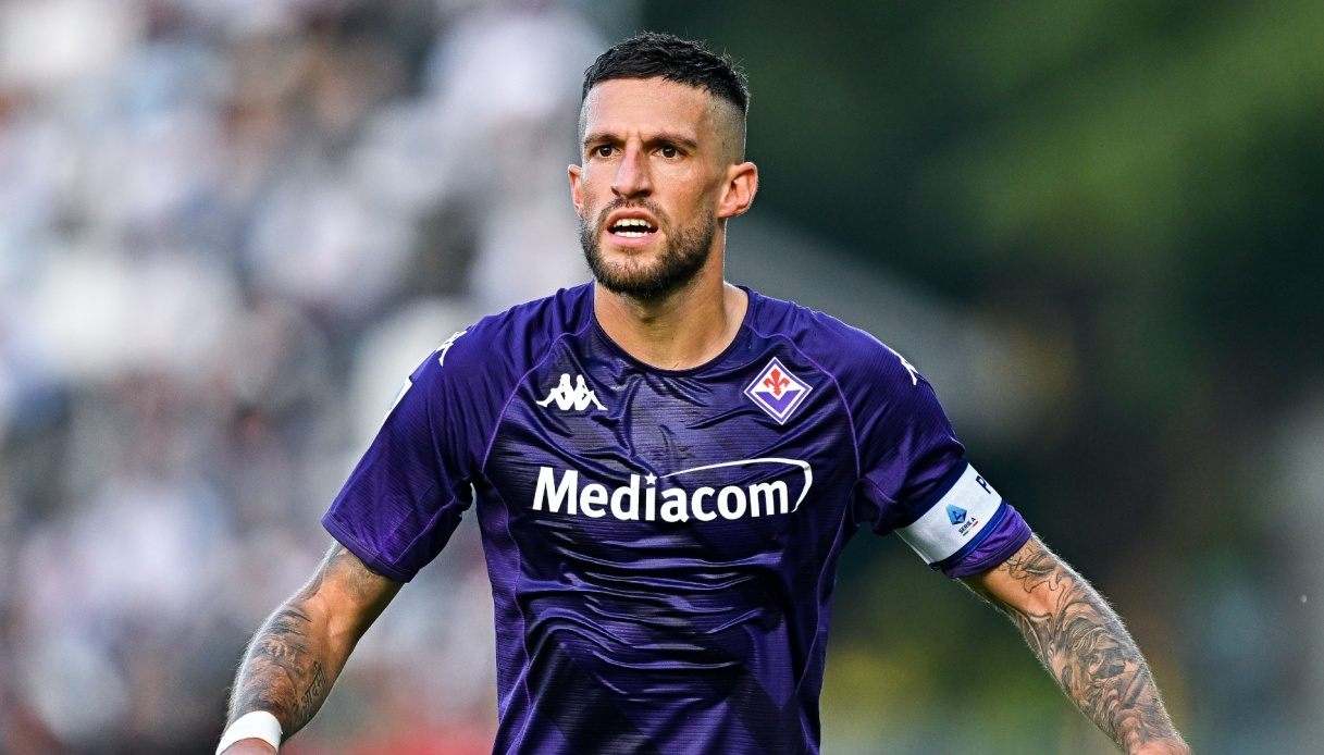 Fiorentina Captain Biraghi Suffers Head Injury After West Ham Fans Start Throwing Objects on Field