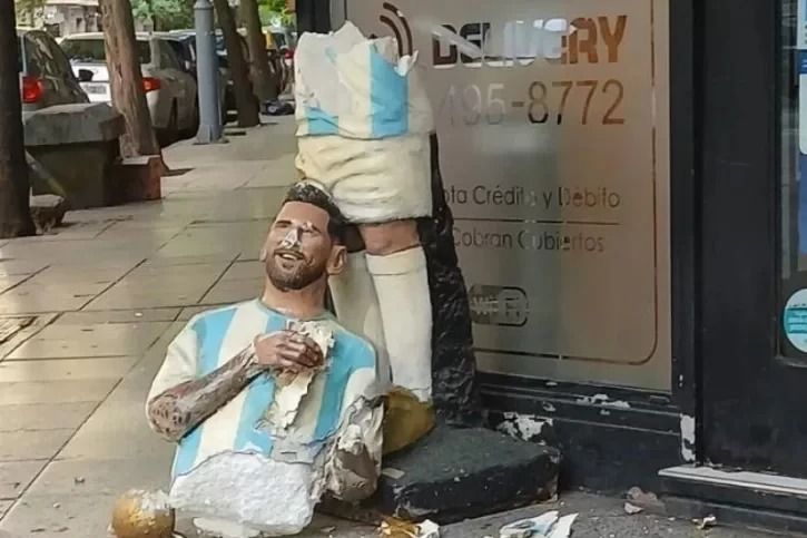 Estatua de Lionel Messi vandalizada en Argentina