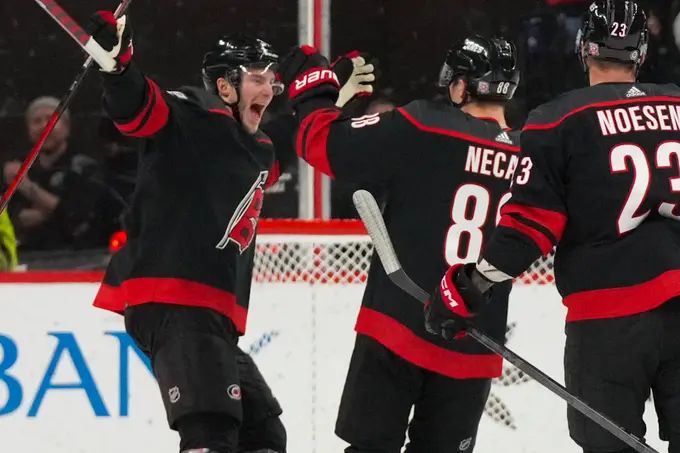 Vegas Golden Knights vs Carolina Hurricanes. Pronóstico, Apuestas y Cuotas│02 de Marzo del 2023