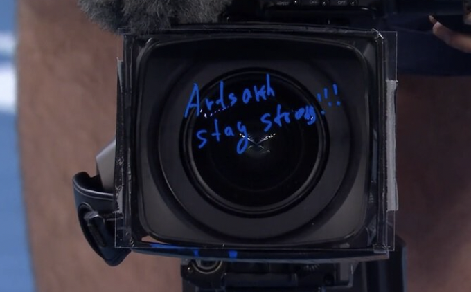 Khachanov escribe "Artsaj mantente fuerte" en cámara después de derrotar a Francis Tiafoe en el Abierto de Austrlia