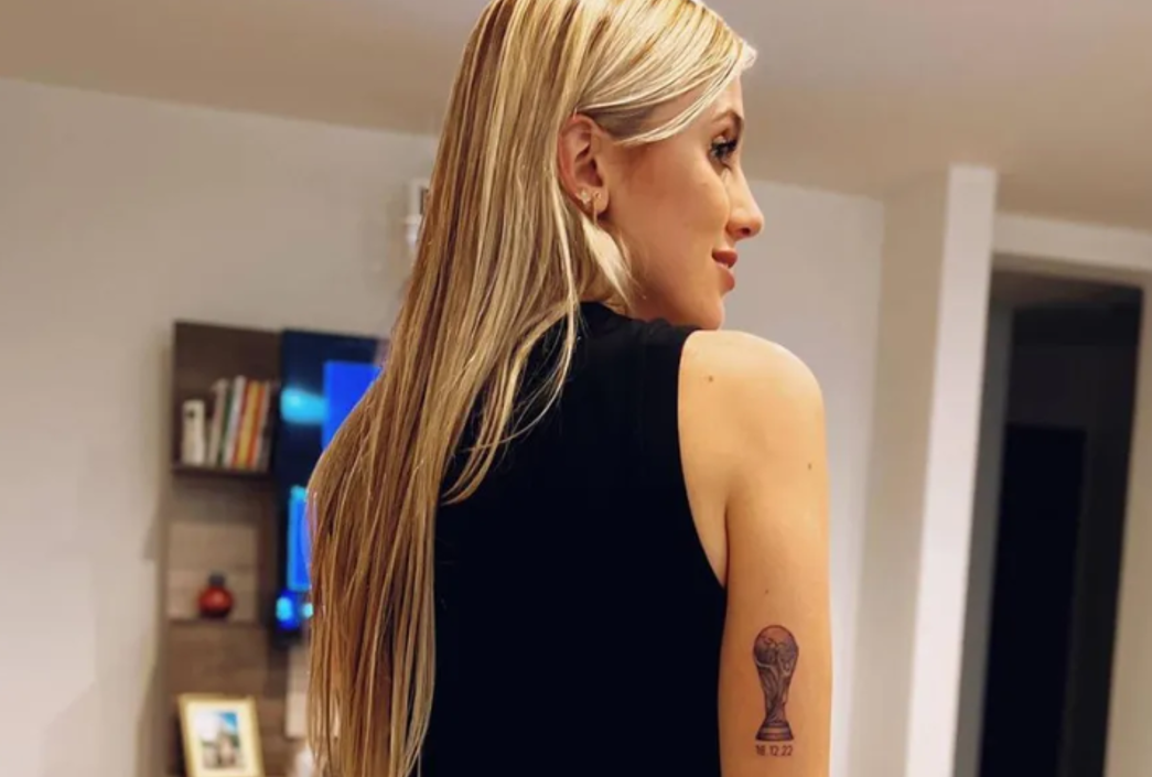 Una sensual periodista argentina se hizo un tatuaje en honor a la Copa del Mundo