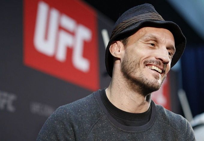 Brad Pickett about his love for video games: I often play PlayStation games with Poirier