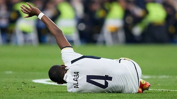 El defensa del Real Madrid David Alaba se lesionó gravemente el ligamento cruzado anterior