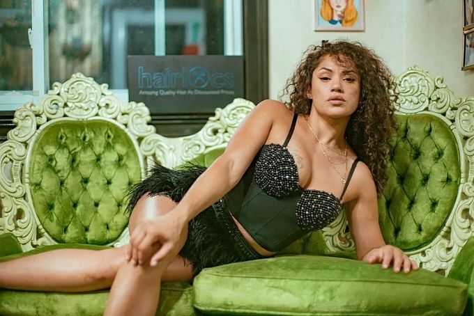 Pearl Gonzalez-MMA y estrella de nudillos desnudos, que ha hecho su negocio con sus fotos íntimas