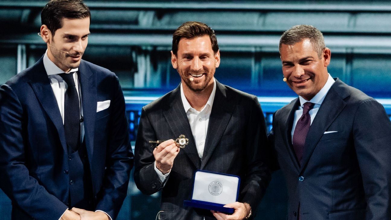 Miami Mayor Suarez Presents Lionel Messi with the Key to the City