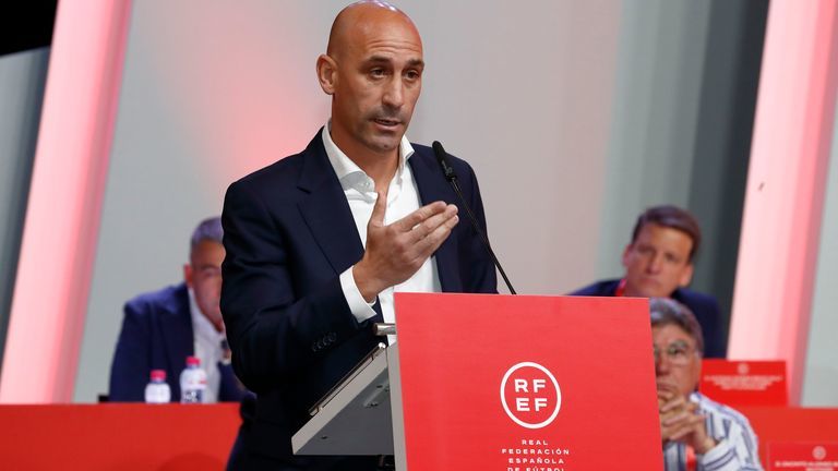 Luis Rubiales asegura estar “a plena disposición” de la justicia de España