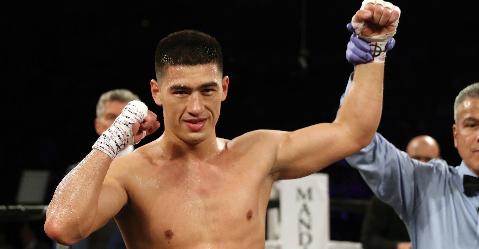 De La Hoya Explains How Benavidez Can Defeat Bivol