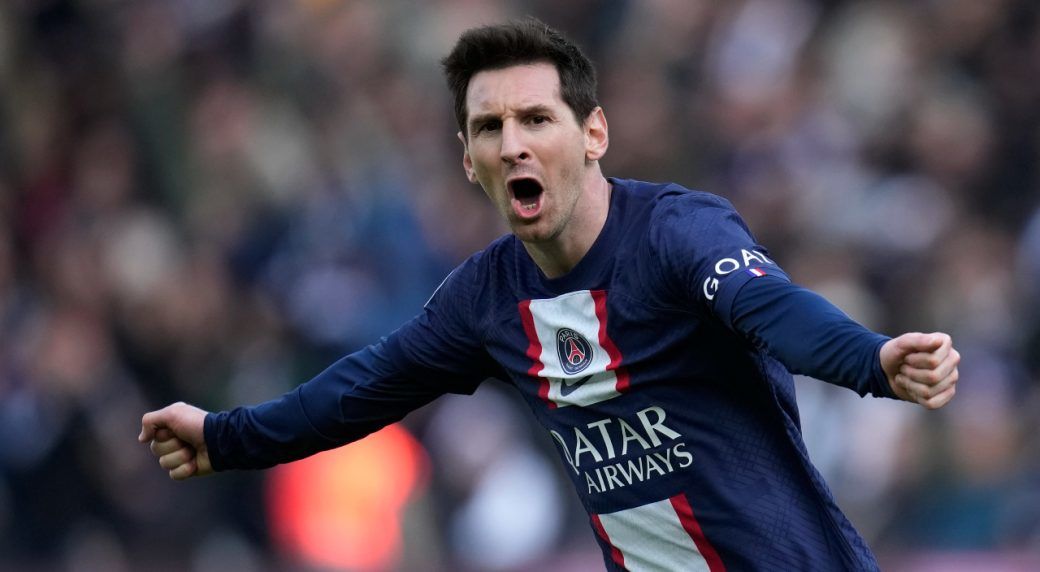 Messi celebrates his 700th goal at club level