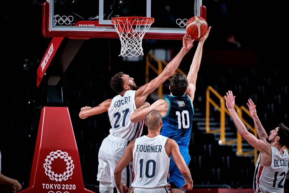 France escapes with a victory against Slovenia in men's basketball