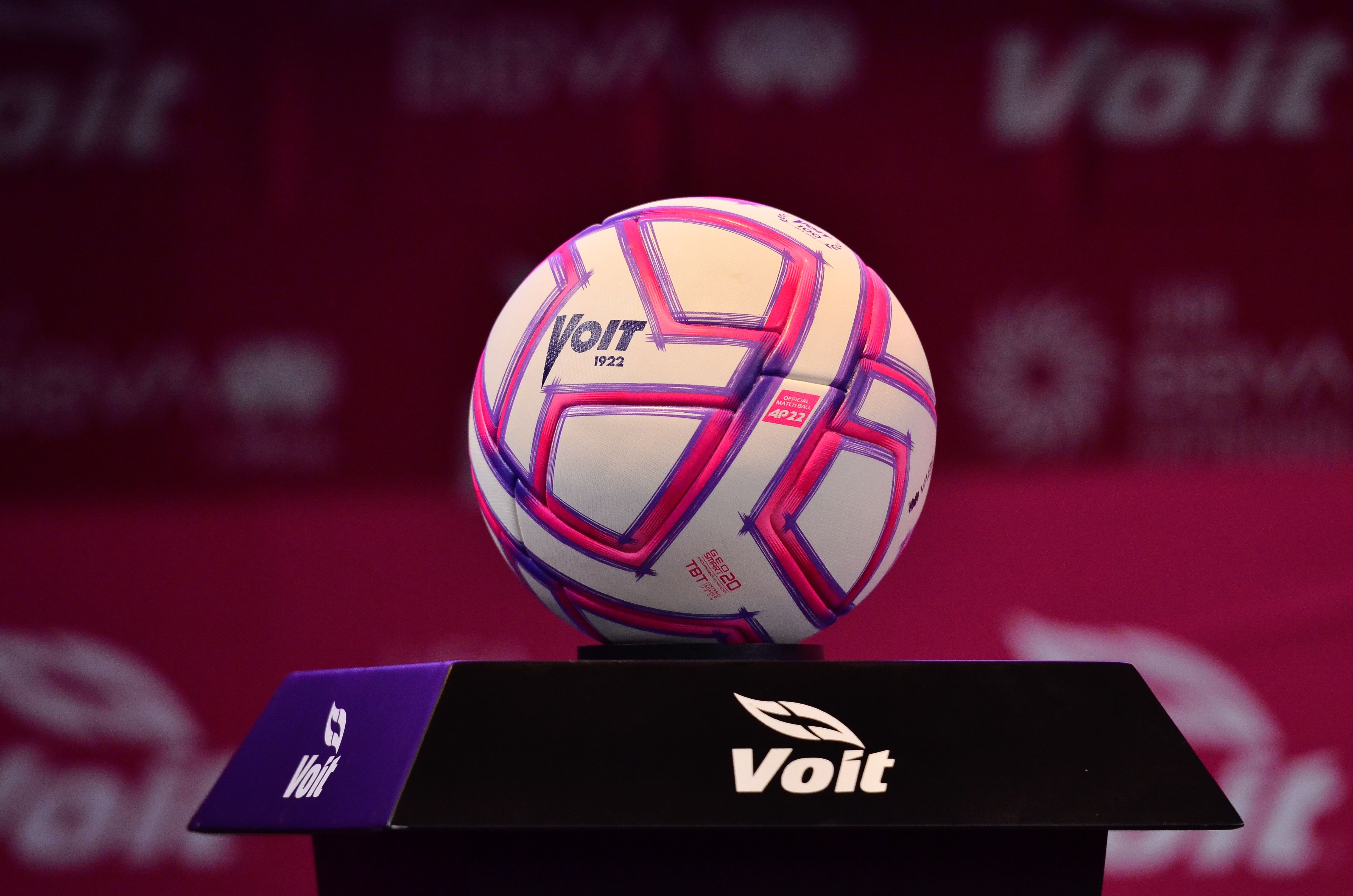  La Liga MX (México) presenta balón rosa con el que se jugará en octubre