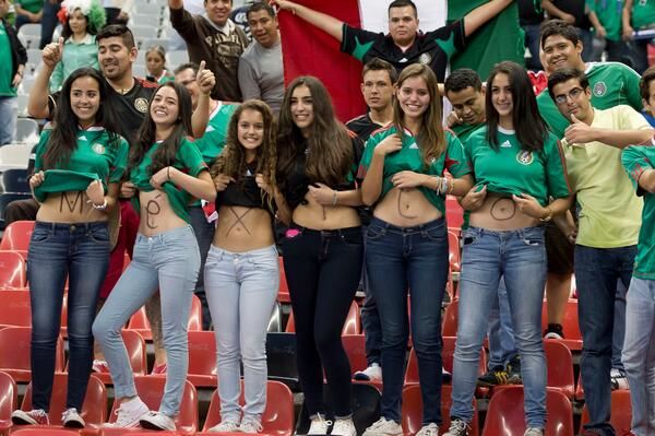Las hinchas mexicanas en Qatar 2022, no han podido recortar sus camisetas como solían hacerlo