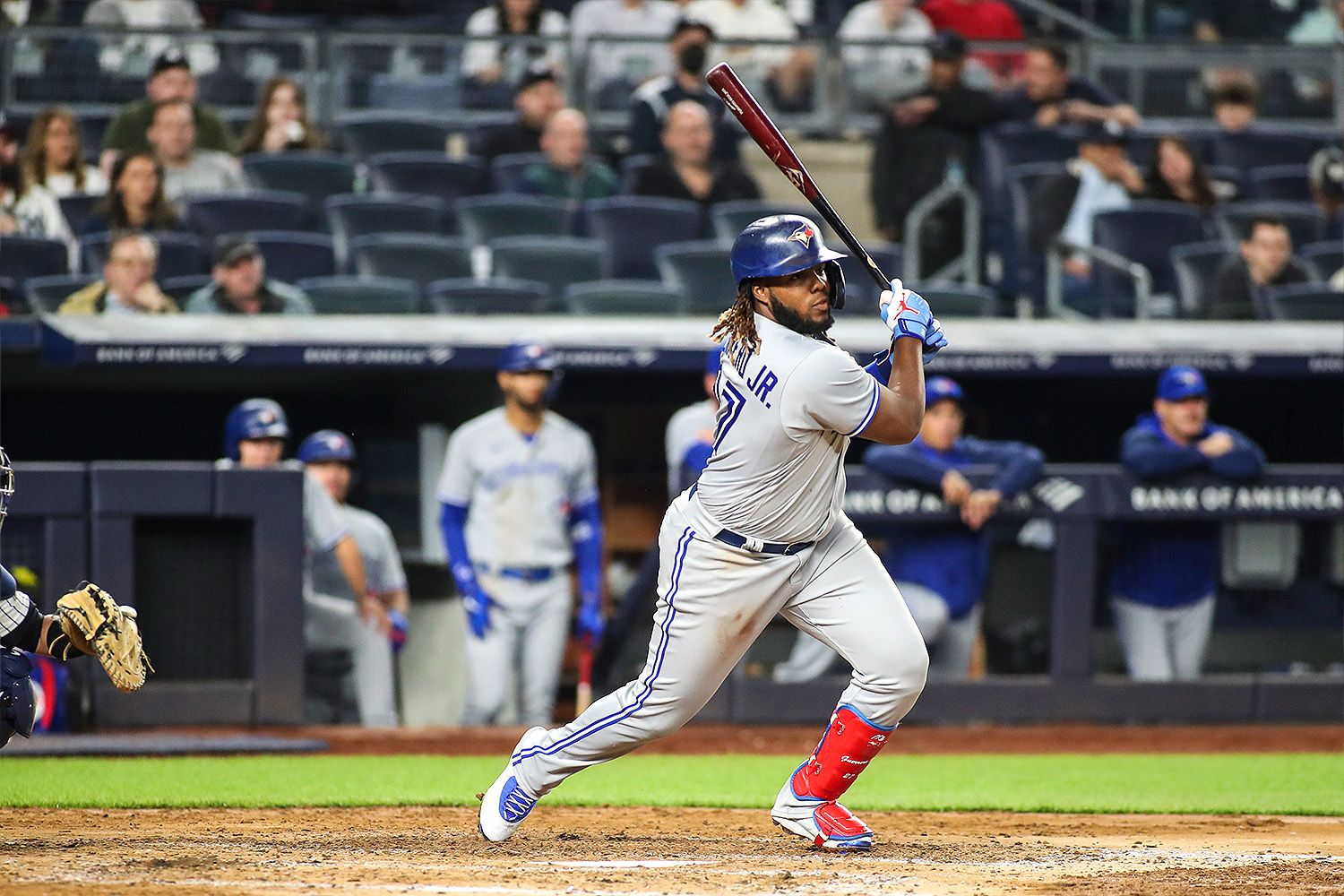 MLB: Vladimir Guerrero smashes his bat in bits