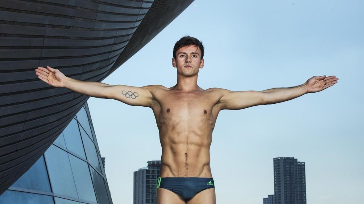 Tom Daley, campeón Olímpico, es activista LGBT+ y se consagra como uno de los hombres mas sexys del mundo  