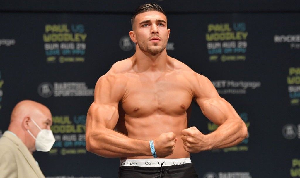 El rapero KSI escupe al padre de Tommy Fury en un entrenamiento abierto en Manchester