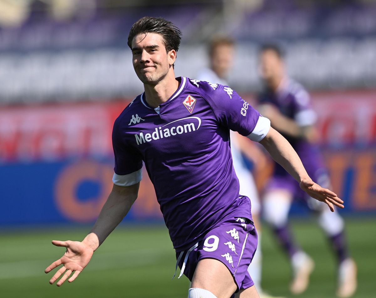 the player of acf fiorentina dusan vlahovic in contrast the player