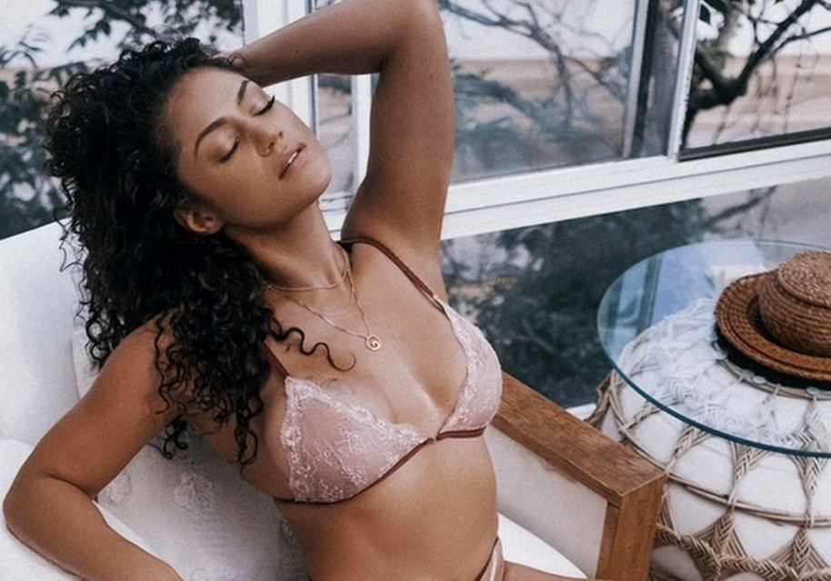 Pearl Gonzalez shows a new photo in sexy lingerie