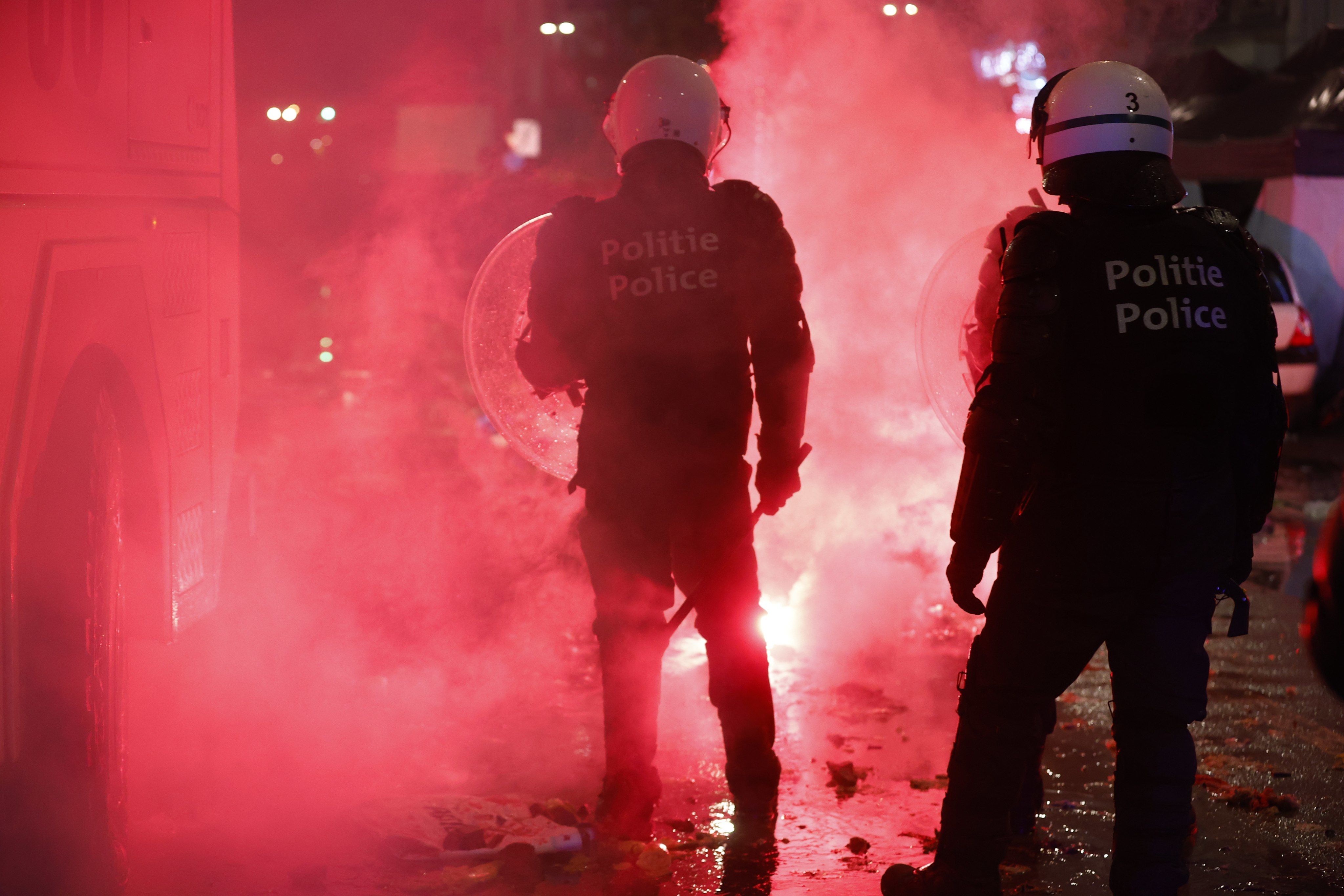 Fans threw flares at policemen in the Netherlands after Morocco's advance to the 2022 World Cup playoffs