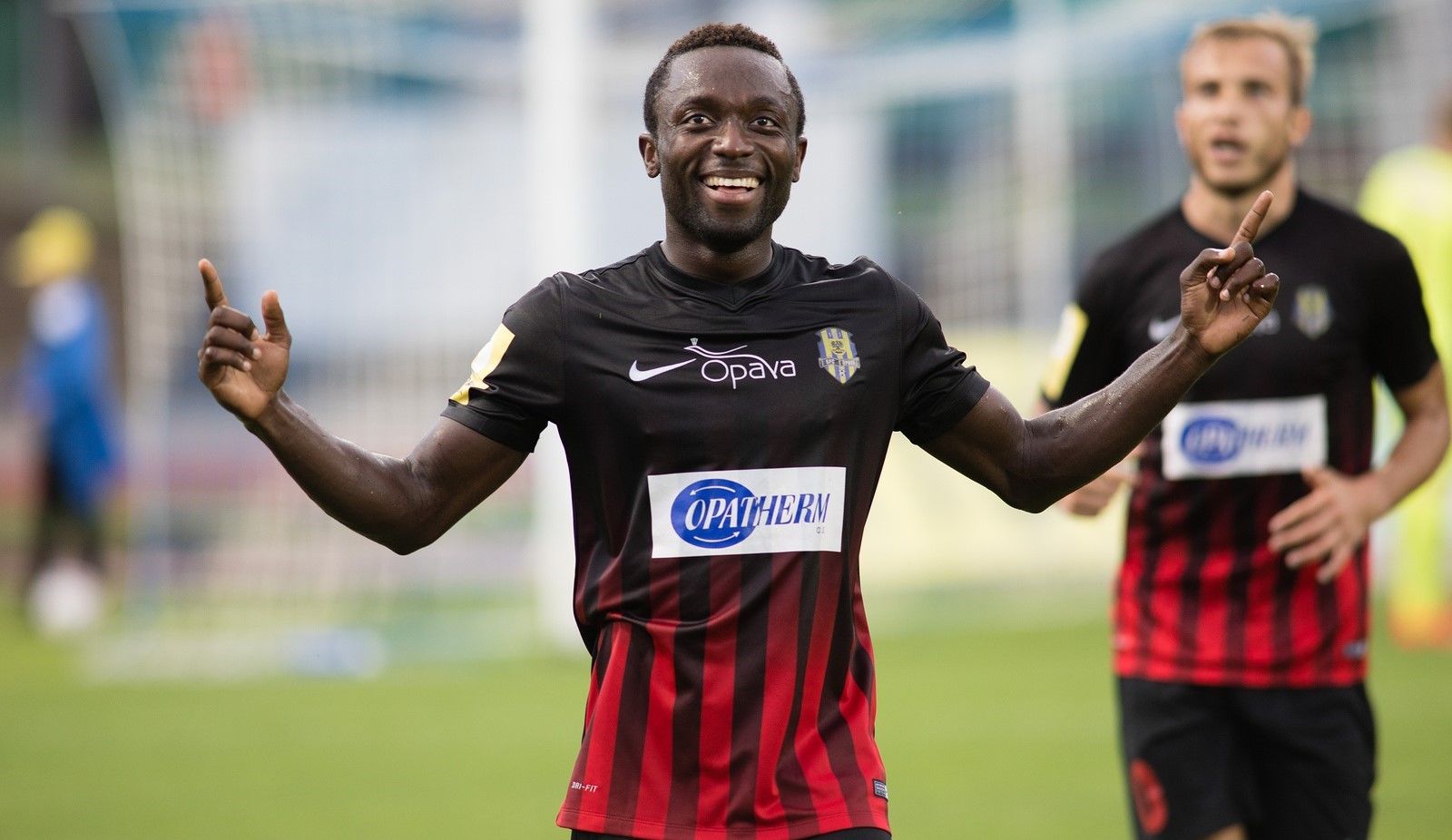 El centrocampista congoleño del Atyrau Joel Kayamba, habla sobre los salarios en la Liga de Kazajistán