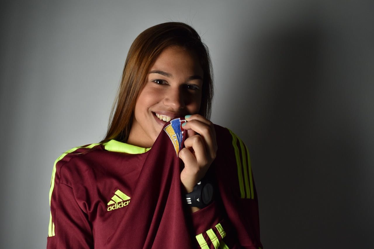 Ana Calderón, la aficionada que lleva la pasión por la 'vinotinto' a todas partes