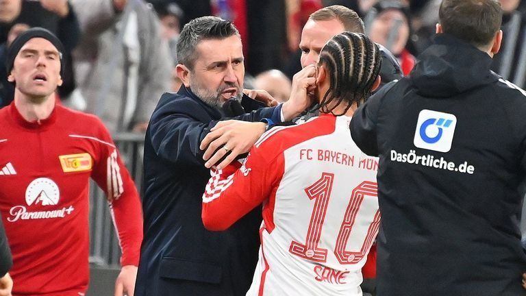 Suspenden al entrenador del Union Berlin por empujar a Leroy Sane en el partido contra el Bayern de Múnich