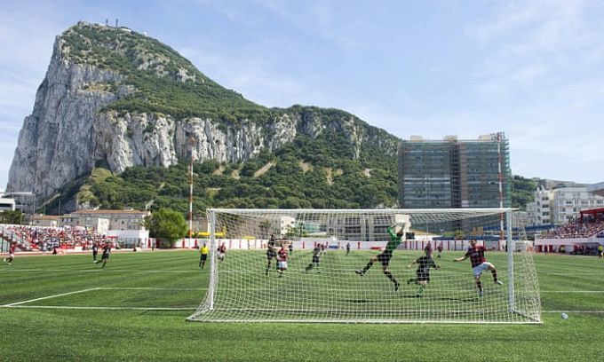 Historia del fútbol de Gibraltar: Tienen un club que entra milagrosamente en la Conference League