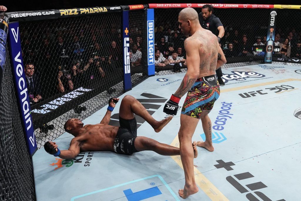 Cormier Wonders How Pereira Became Champion Despite Wrestling Deficiency