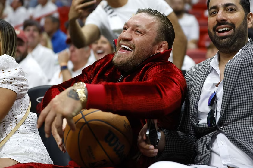 McGregor noquea a la mascota del equipo de baloncesto Miami Heat
