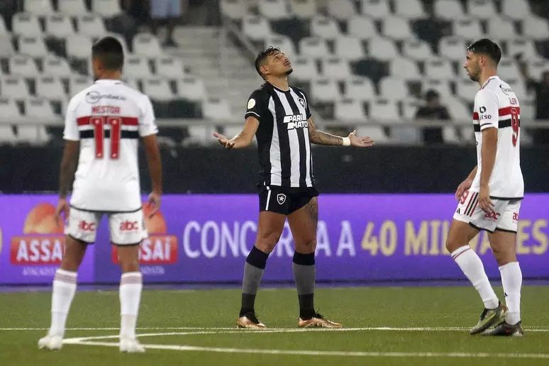 Botafogo Anticipates Lineup Changes for Upcoming Fluminense Clash