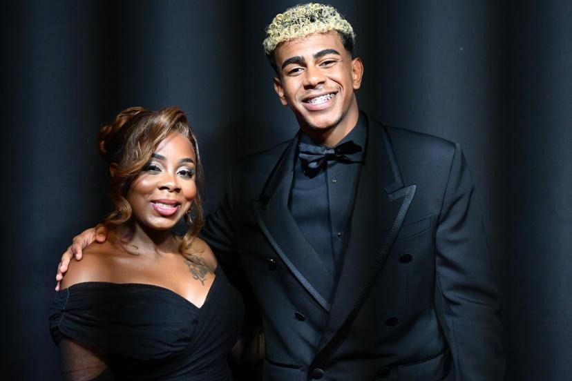 Opportunity to Take a Picture With Yamal’s Mother Offered for 800 Euros