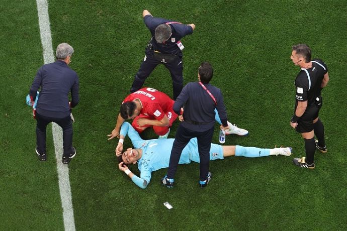Iranian goalkeeper breaks nose and passes out during match against England at World Cup 2022